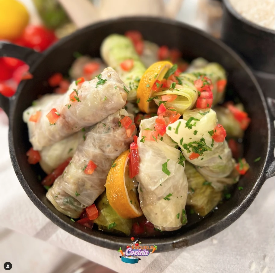 Niños envueltos de repollo y carne