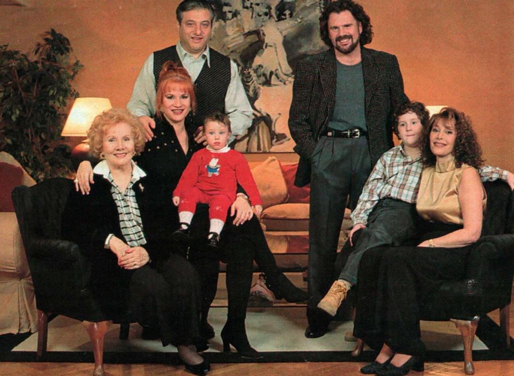 La familia Galán en 1997: de izquierda a derecha, María Engracia, madre de los hermanos; Lucía con Rocío en brazos y su marido Hazán detrás; Joaquín con su esposa e hijo. Foto FB