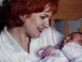 Lucía Galán con su hija Rocío Hazán recién nacida, en 1997. Foto IG.