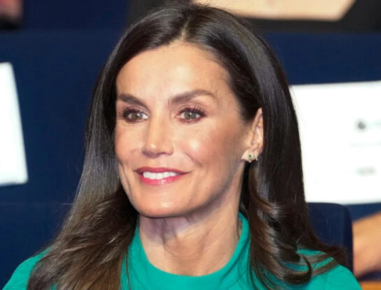 Letizia Ortiz nos muestra cómo combinar el abrigo más versátil del placard
