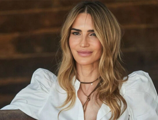 María Vazquez da cátedra de cómo lograr un look romántico con un jean roto