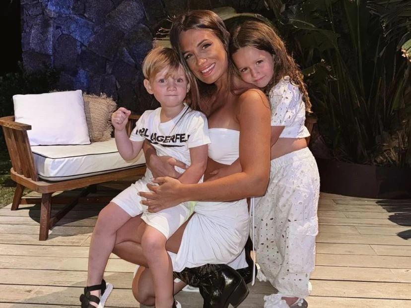 El tierno mensaje de Cami Homs por el primer día de clases de sus hijos foto: ig