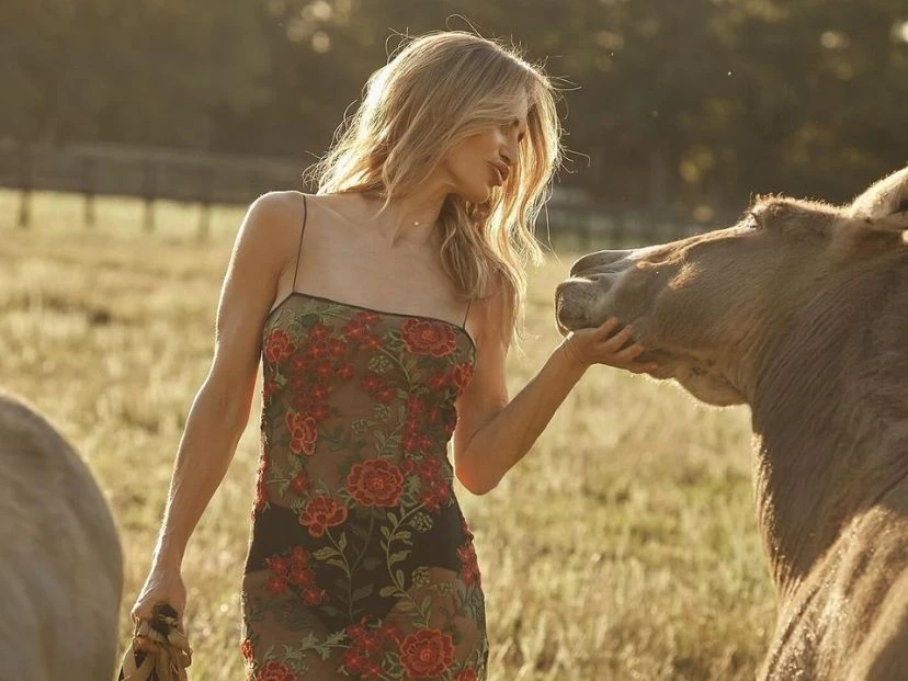 María Vázquez llevó el vestido lencero perfecto para ir a una cita en verano foto: ig