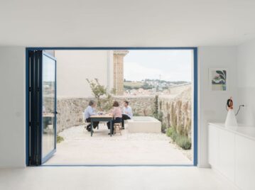 Así se diseñó una casa flexible y lúdica con aires mediterráneos