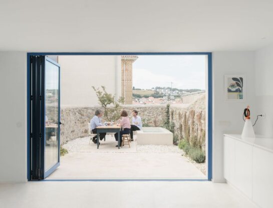 Así se diseñó una casa flexible y lúdica con aires mediterráneos