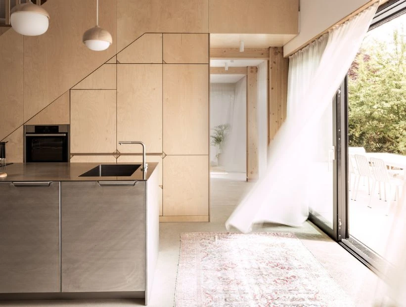 Una casa distintiva de diseño minimalista y espacios funcionales