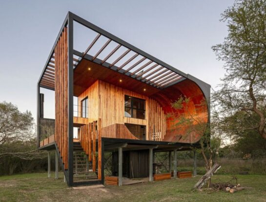 Una casa canchera y sustentable con un deck exterior que se convierte en pista de skate