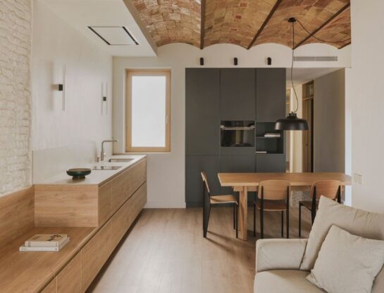 Un departamento antiguo renovado con estilo y funcionalidad