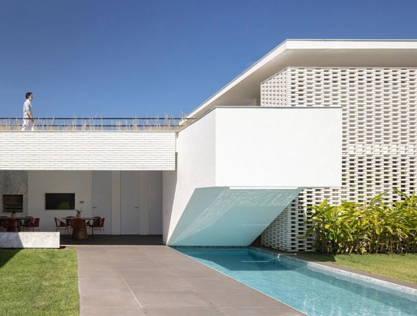 Casa de ladrillo blanco: una vivienda construida minuciosamente por albañiles-artesanos