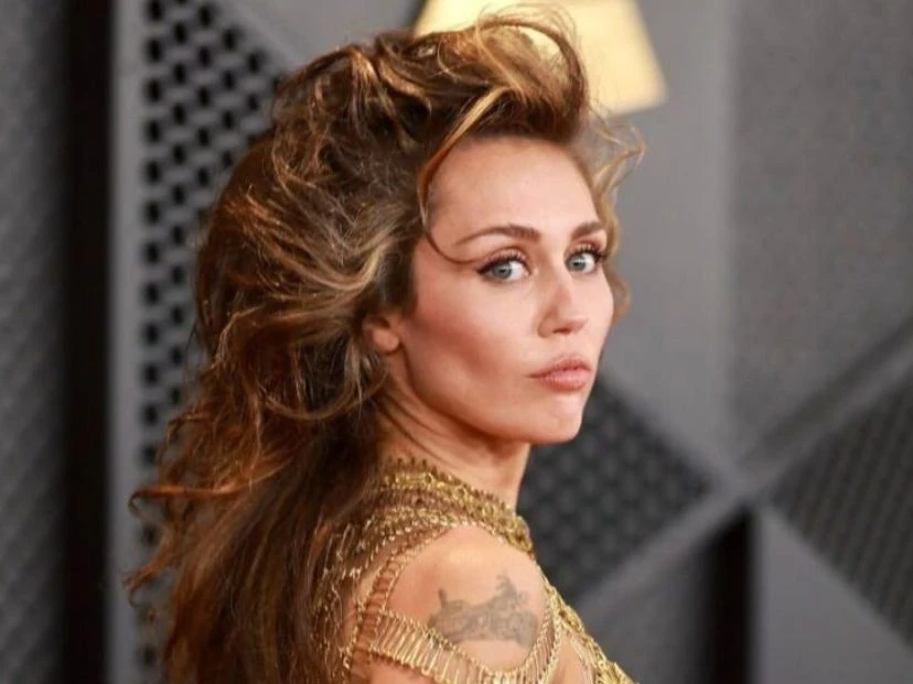 Por qué Miley Cyrus llevó un peinado bien ochentoso a los premios Grammys 2024 foto: ig