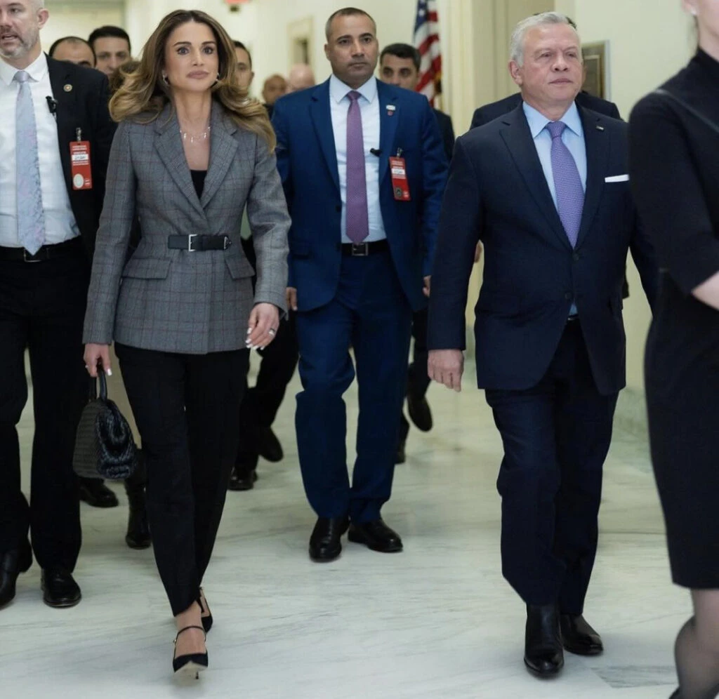 El look más trendy de Rania de Jordania. Foto: Instagram. 