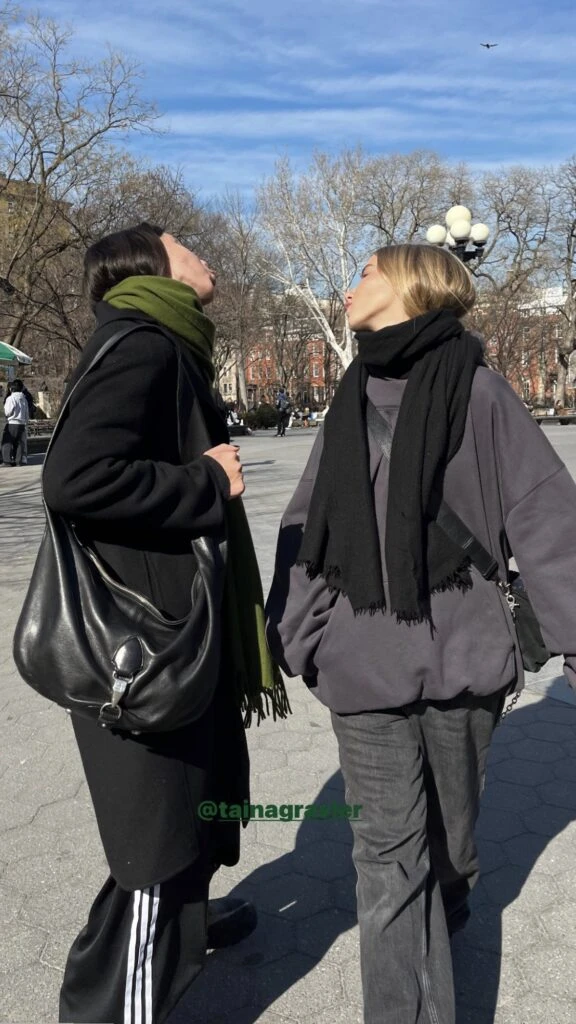El look total black de Taína Gravier en Nueva York. Foto: Instagram.