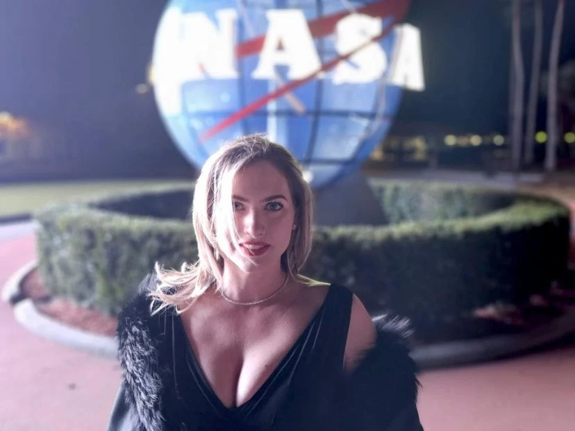 luli sulichin la artista argentina que expone su obra en la luna