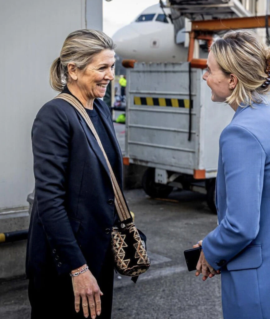 Este es el bolso artesanal que eligen Máxima y Ámbar. Foto: Instagram.