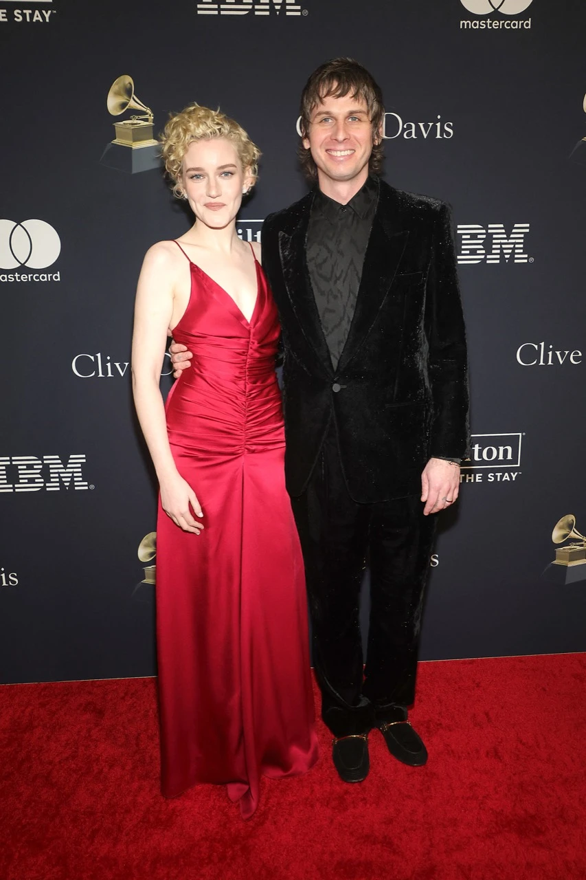 Julia Garner y Mark Foster