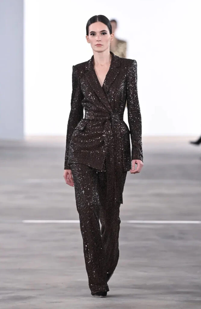Badgley Mischka en la Semana de la Moda de NY: una oda a la femineidad en su colección otoño-invierno 2024