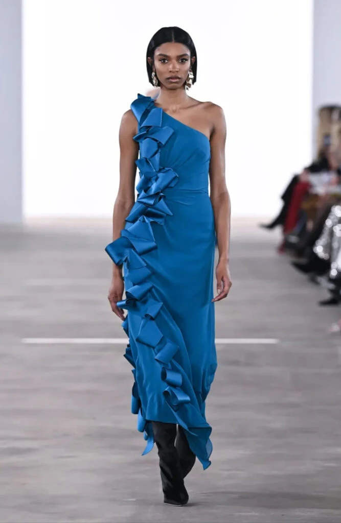 Badgley Mischka en la Semana de la Moda de NY: una oda a la femineidad en su colección otoño-invierno 2024