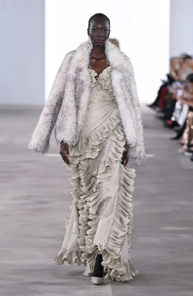 Badgley Mischka en la Semana de la Moda de NY: una oda a la femineidad en su colección otoño-invierno 2024