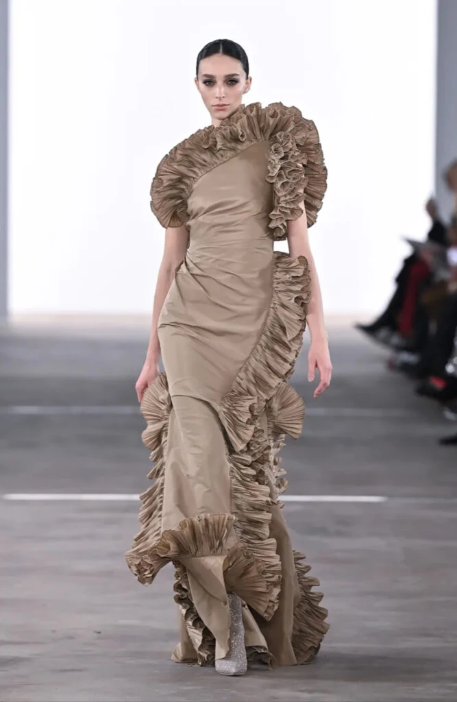 Badgley Mischka en la Semana de la Moda de NY: una oda a la femineidad en su colección otoño-invierno 2024