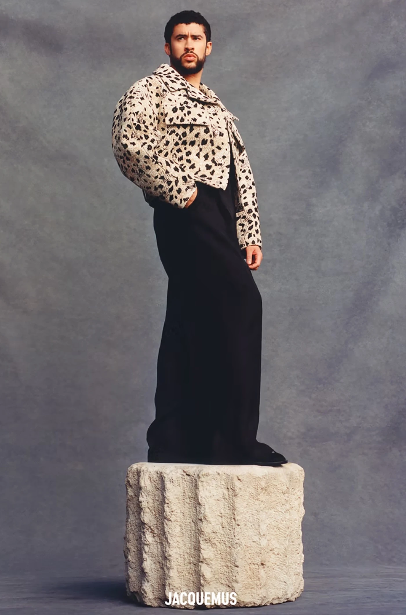 Bad Bunny protagoniza la campaña SS24 de Jacquemus "Sculptures" 