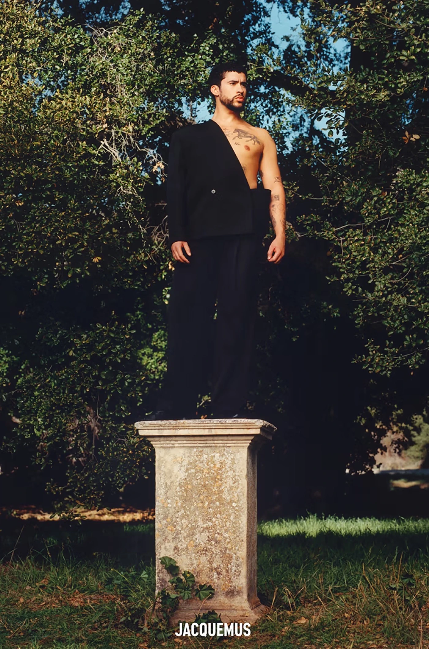 Bad Bunny protagoniza la campaña SS24 de Jacquemus "Sculptures"