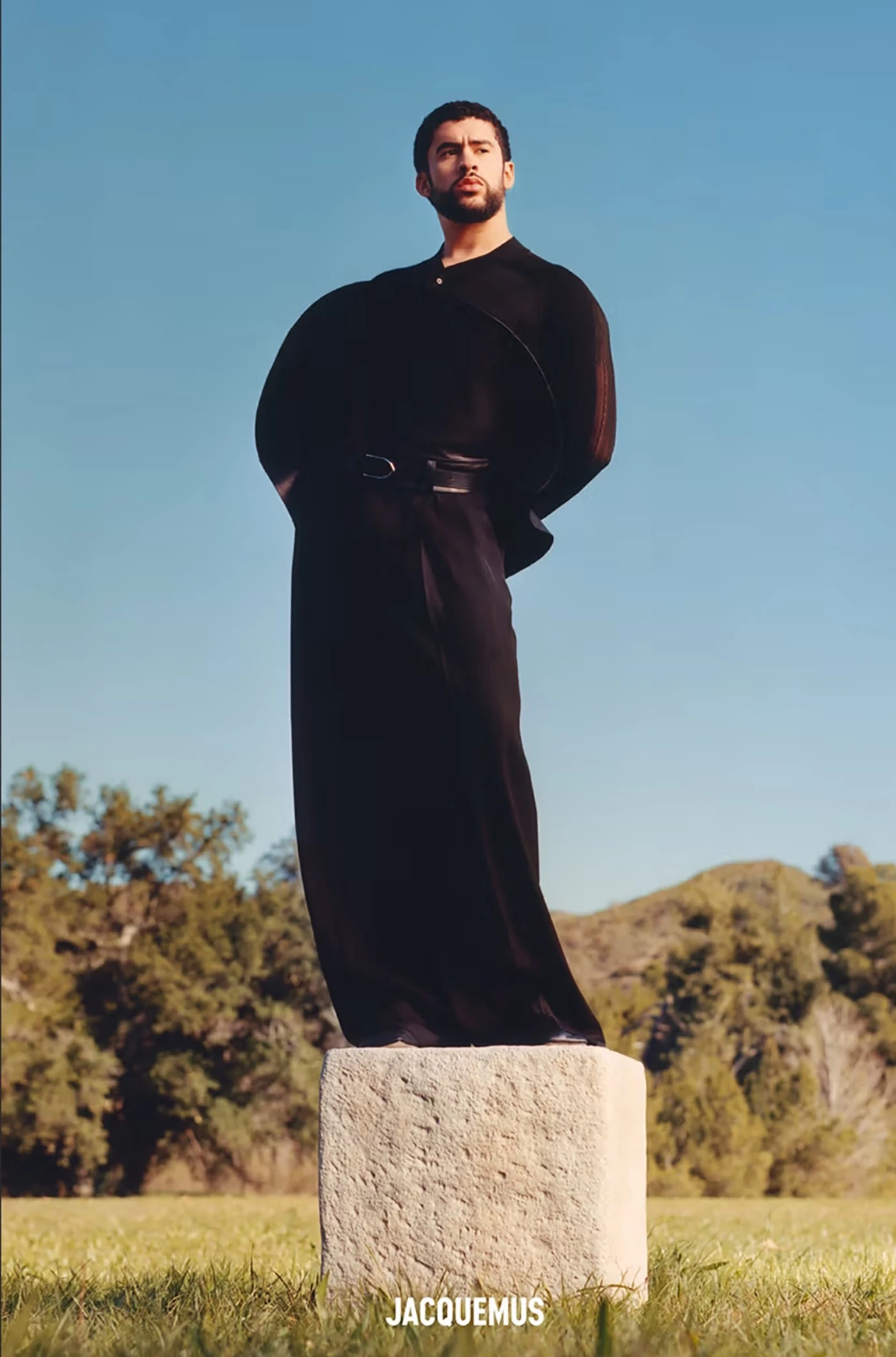 Bad Bunny protagoniza la campaña SS24 de Jacquemus "Sculptures"