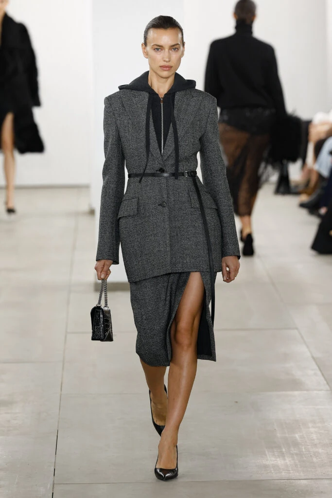 Las fotos del desfile de Michael Kors en la Semana de la Moda de Nueva York: Un homenaje a su abuela y a los años dorados de Hollywood