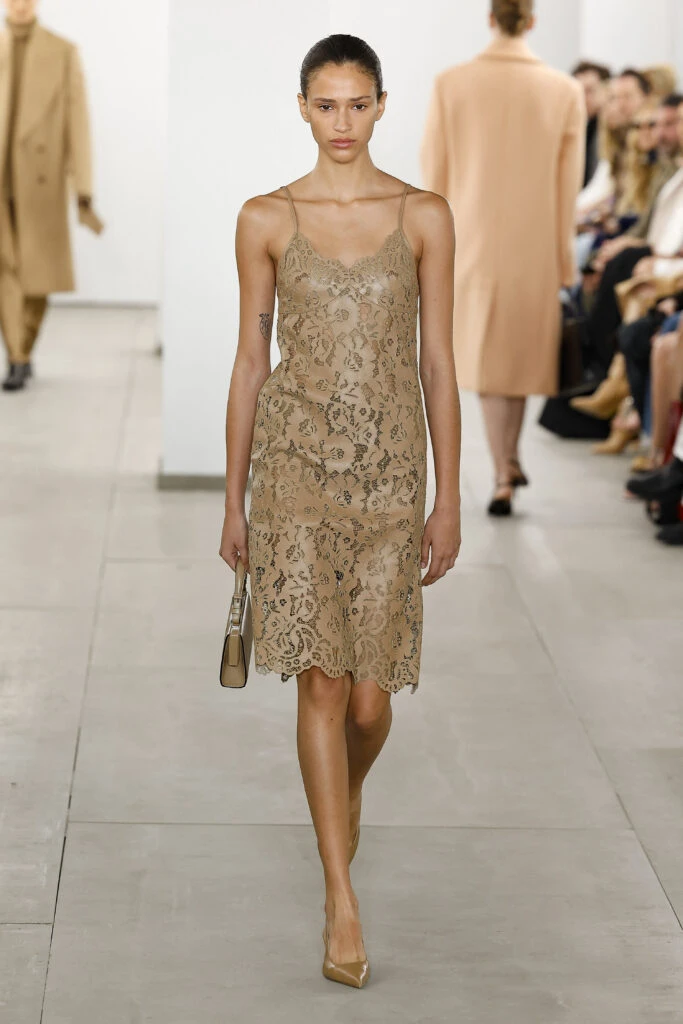 Las fotos del desfile de Michael Kors en la Semana de la Moda de Nueva York: Un homenaje a su abuela y a los años dorados de Hollywood