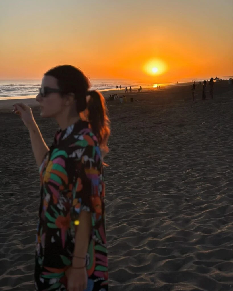 Gimena Accardi y una foto del atardecer en la playa