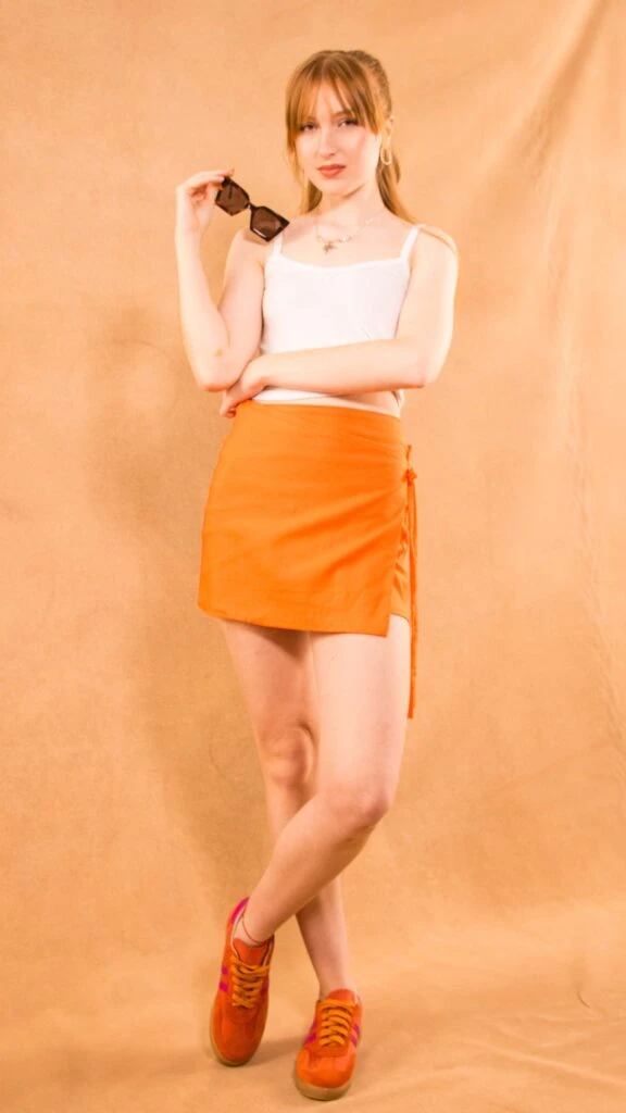 Moda práctica: cómo armar 3 looks diferentes con una falda naranja de lino