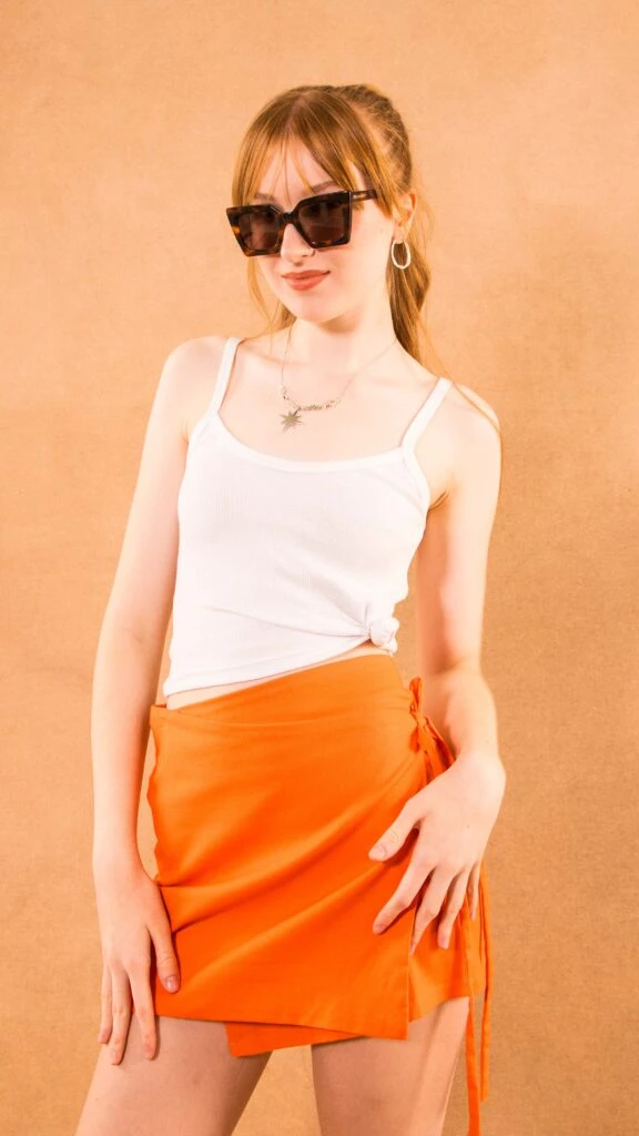 Moda práctica: cómo armar 3 looks diferentes con una falda naranja de lino