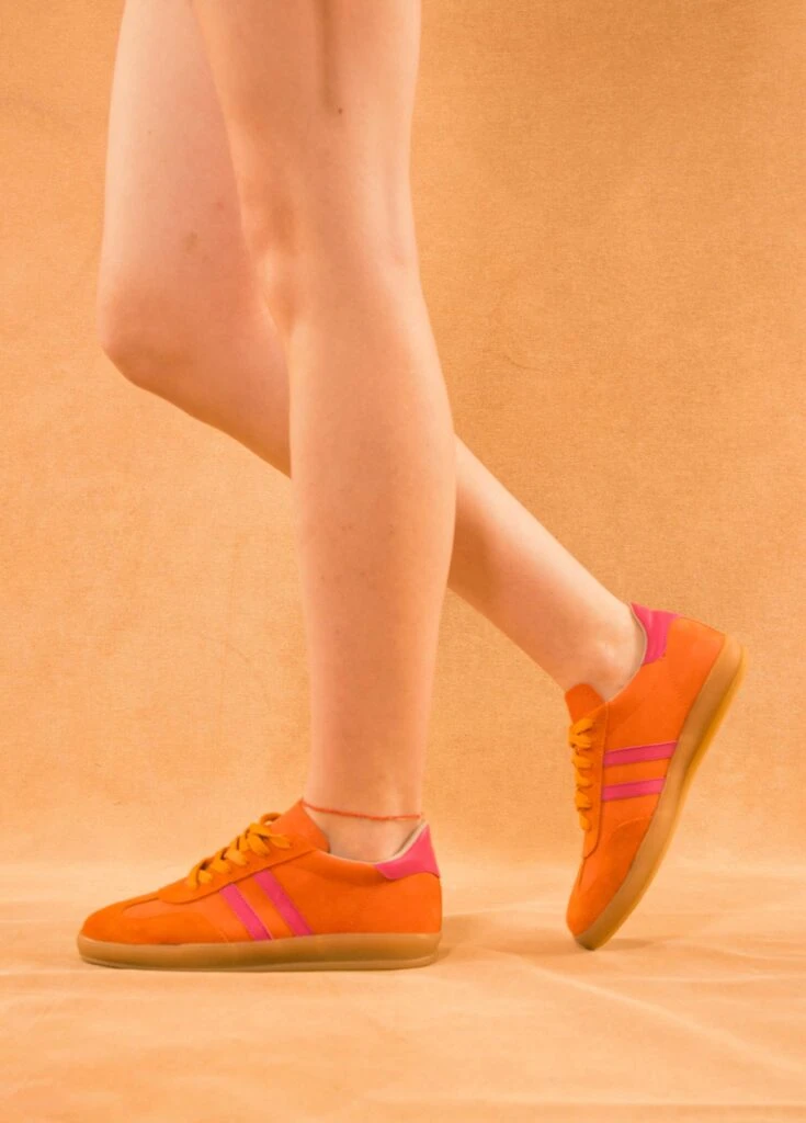 Moda práctica: cómo armar 3 looks diferentes con una falda naranja de lino