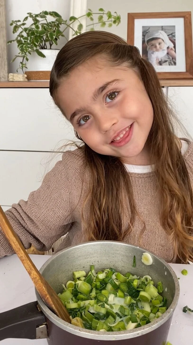 Tiene 6 años, cocina y la siguen más de 300 mil en redes: "Quiero ser como Tini Stoessel"