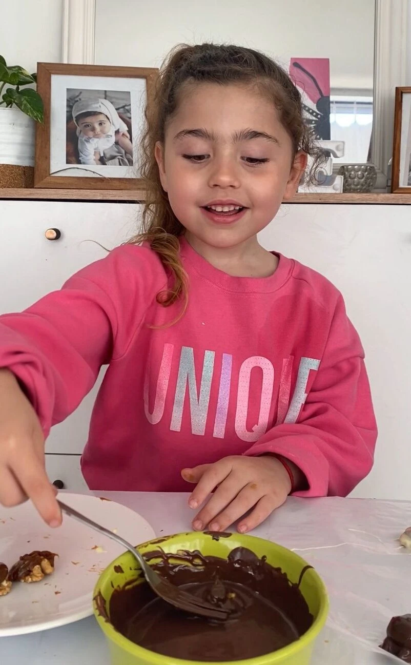 Tiene 6 años, cocina y la siguen más de 300 mil en redes: "Quiero ser como Tini Stoessel"