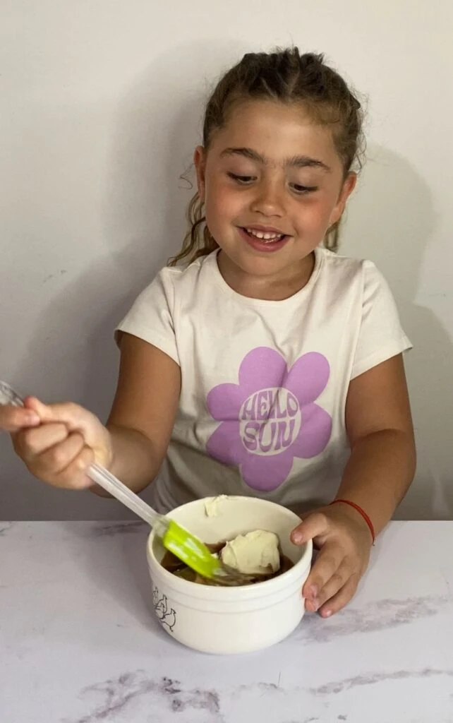 Tiene 6 años, cocina y la siguen más de 300 mil en redes: "Quiero ser como Tini Stoessel"