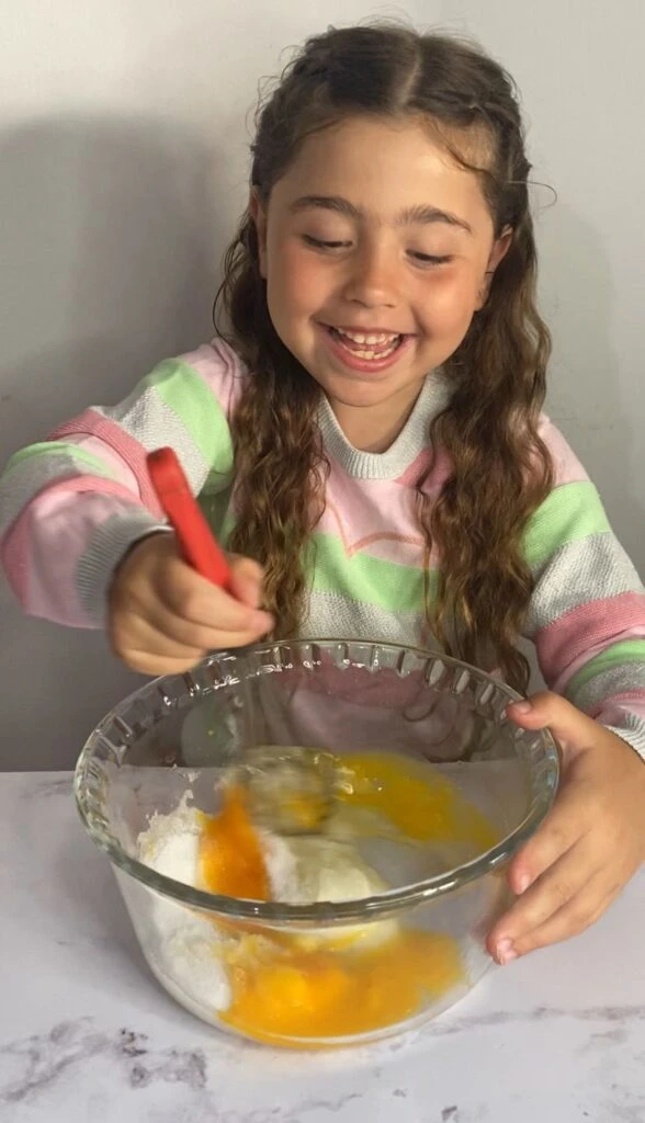 Tiene 6 años, cocina y la siguen más de 300 mil en redes: "Quiero ser como Tini Stoessel"