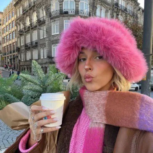 Guía de estilo: así se usan las prendas con peluche, que enamoran a la tendencia mob wife