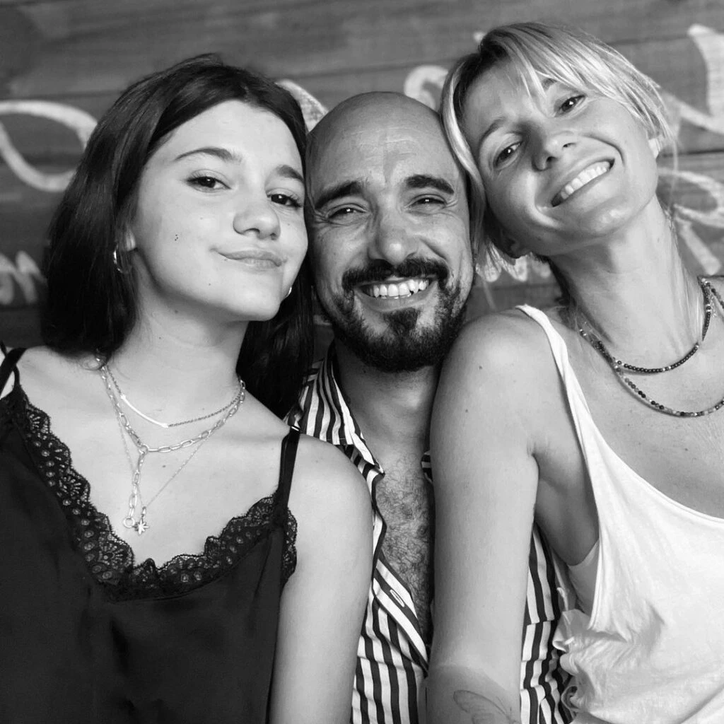 La historia de amor de Abel Pintos y Mora Calabrese, que se convertirán en padres de una nena