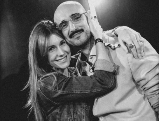 La historia de amor de Abel Pintos y Mora Calabrese, que se convertirán en padres de una nena
