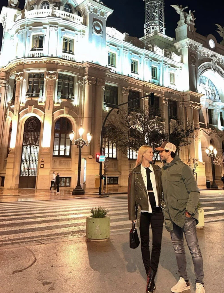 Nicole Neumann apostó por las corbatas en Valencia. Foto: Instagram.