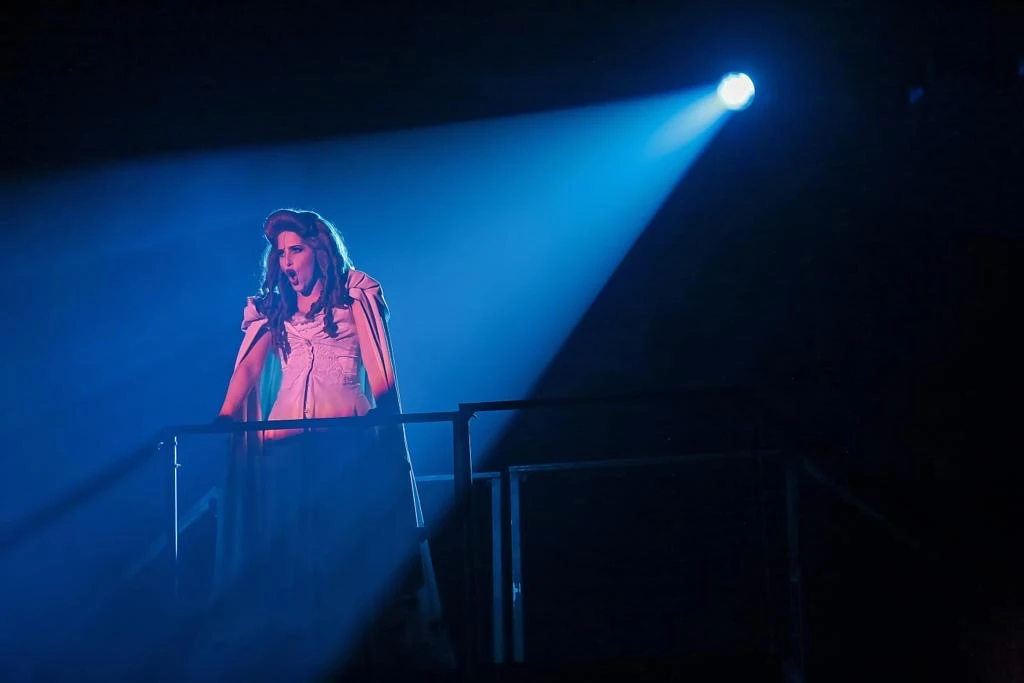 Luz Despósito interpretando a Lucy en Drácula