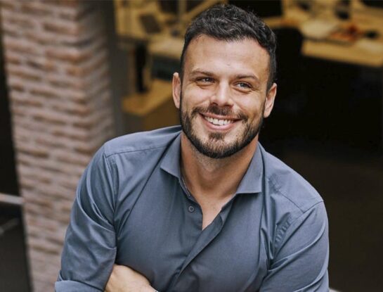 Quién es Nacho Otero, el periodista que mostró su radical cambio de imagen en pos de su salud