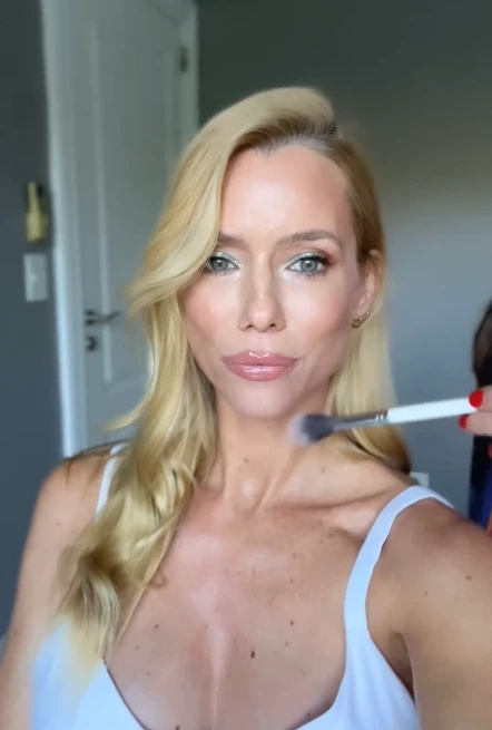 Nicole Neumann acompañó a Manu Urcera a un evento y llevó un beauty look 'red carpet'