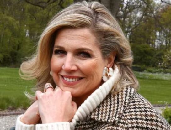 Máxima muestra cómo llevar una falda de jacquard en esta temporada