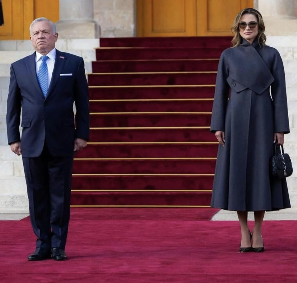 Rania de Jordania marcó tendencia con este look total black. Foto: Instagram. 