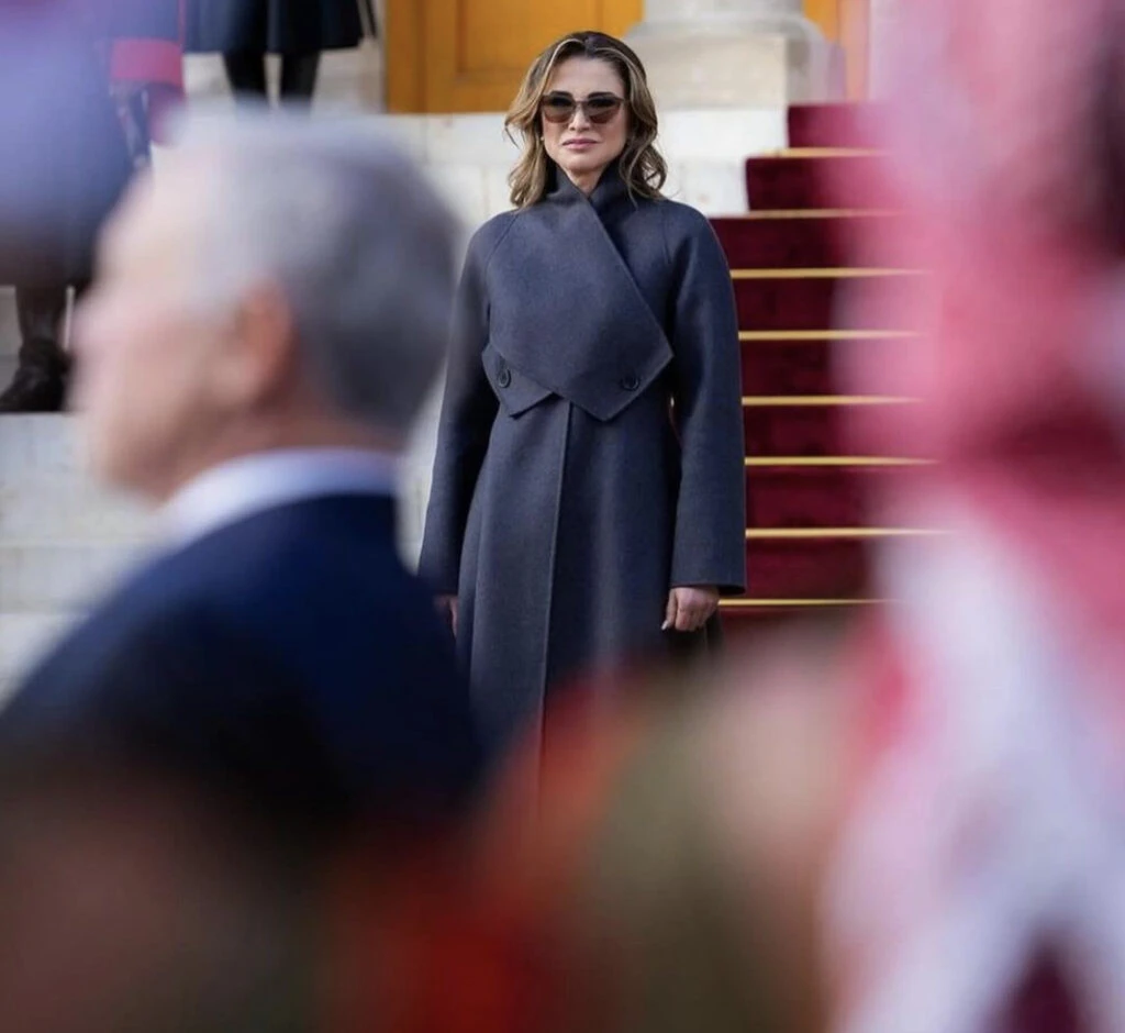 Rania de Jordania marcó tendencia con este look total black. Foto: Instagram. 