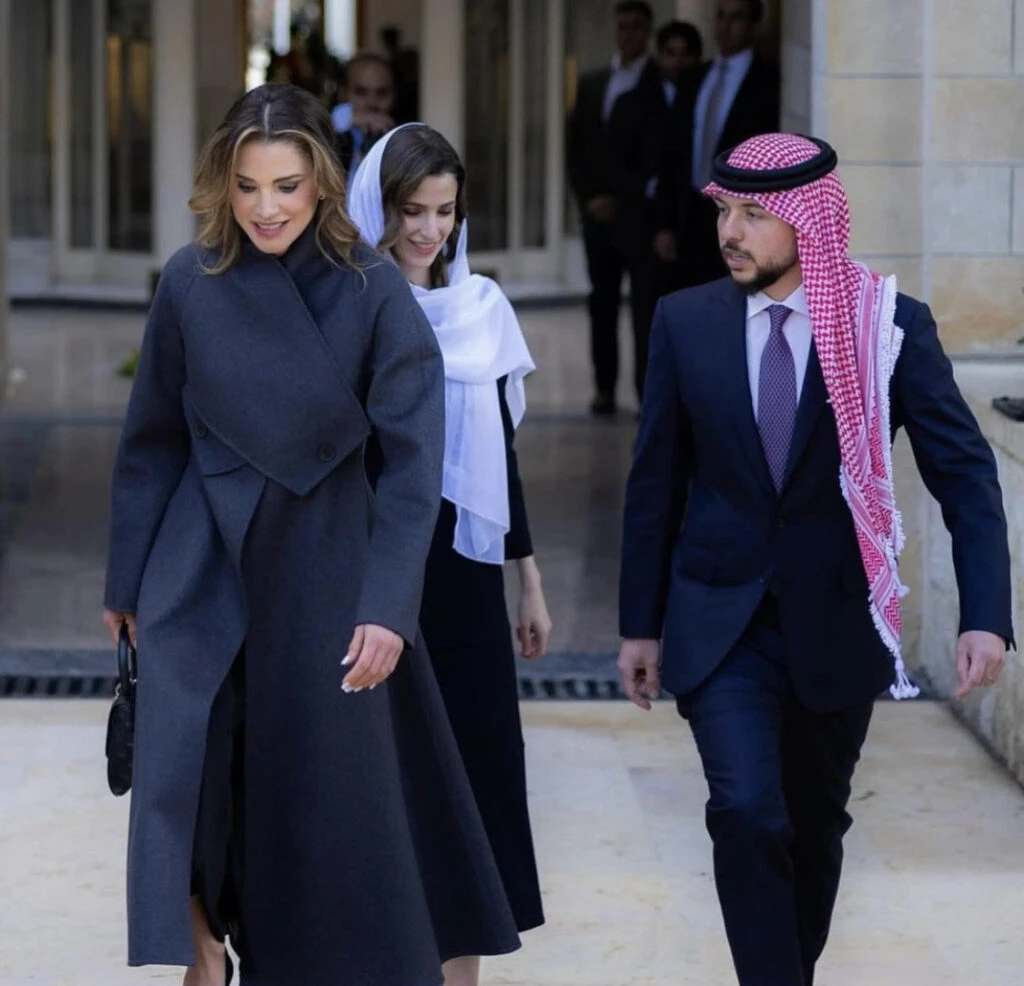 Rania de Jordania marcó tendencia con este look total black. Foto: Instagram. 