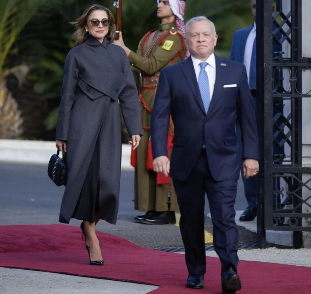 Rania de Jordania marcó tendencia con este look total black. Foto: Instagram. 