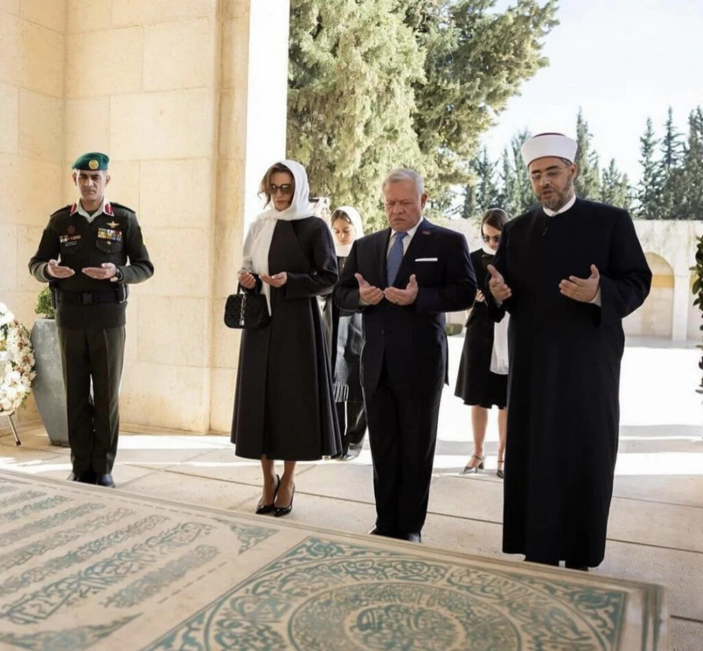 Rania de Jordania marcó tendencia con este look total black. Foto: Instagram. 