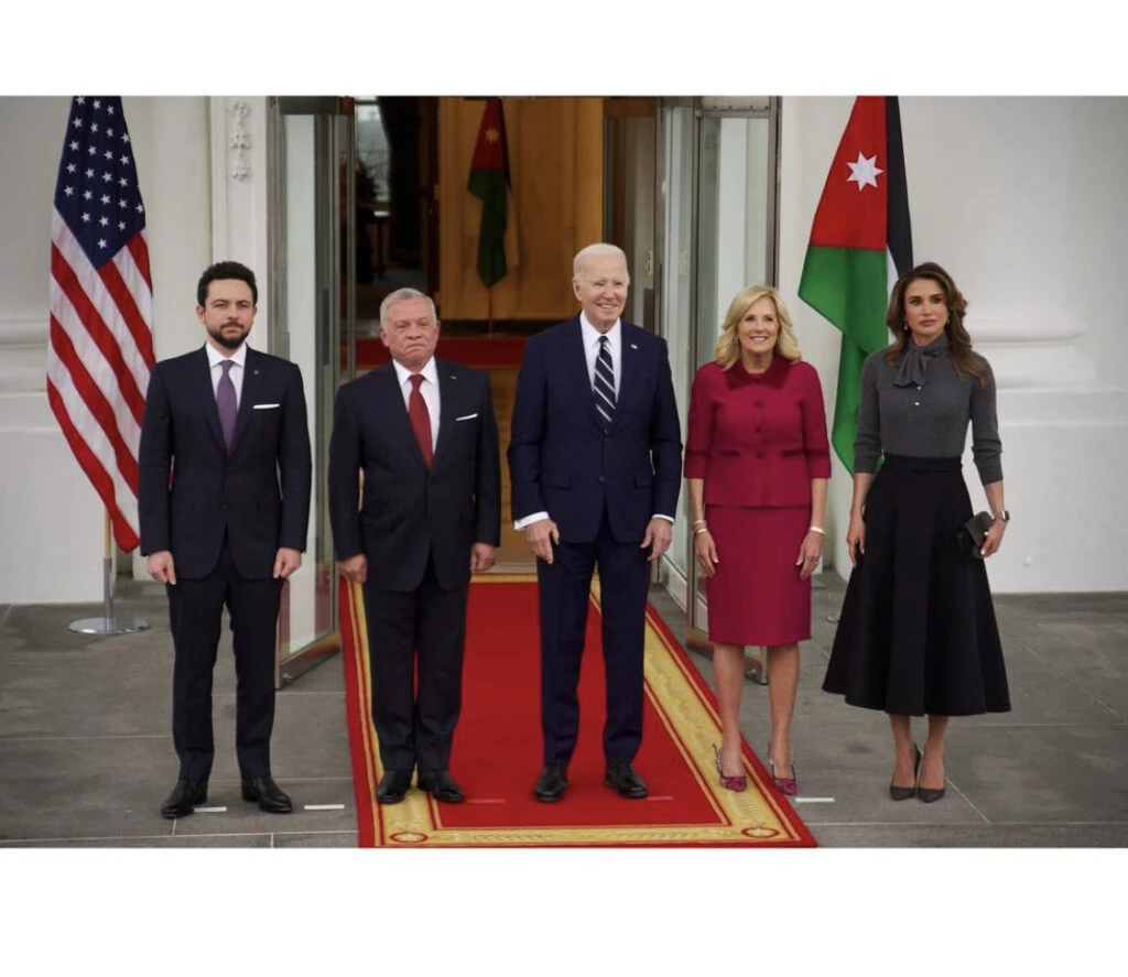 Rania de Jordania viajó a Estados Unidos e impactó con un look total de Dior. Foto: Instagram. 